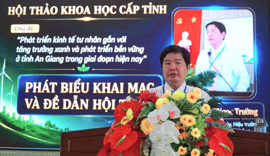 TS. Hồ Ngọc Trường, Hiệu trưởng Trường Chính trị Tôn Đức Thắng phát biểu khai mạc hội thảo.