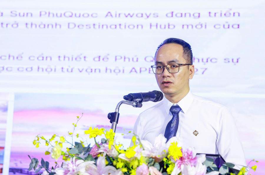 Ông Lã Vĩnh Nam, Phó Giám đốc Kinh doanh Sun PhuQuoc Airways (Tập đoàn Sun Group) tham luận tại hội thảo. Ảnh Quang Vinh.