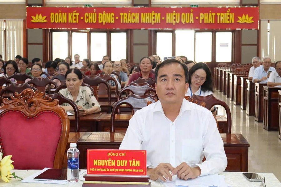 Ông Nguyễn Duy Tân - Phó Bí thư Đảng ủy, Chủ tịch UBND phường Trấn Biên tại cuộc họp.