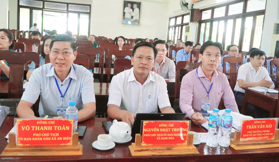 Các đại biểu tham dự hội thảo.