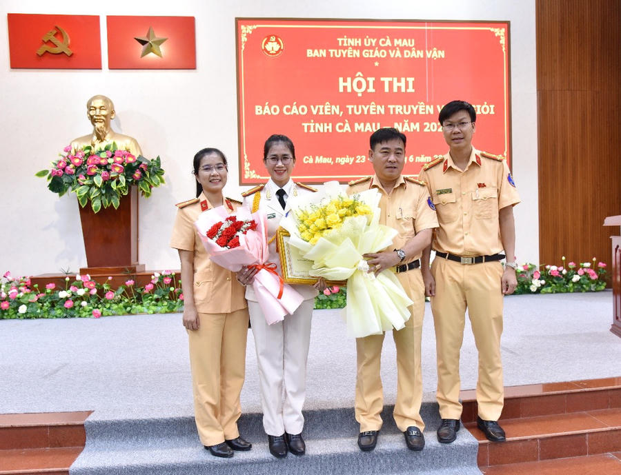 Ban Chỉ huy Phòng Cảnh sát giao thông Công an tỉnh Cà Mau tặng hoa chúc mừng Trung tá Nguyễn Quỳnh Nga sau khi đạt giải Ba tại Hội thi Báo cáo viên, tuyên truyền viên giỏi cấp tỉnh năm 2026.