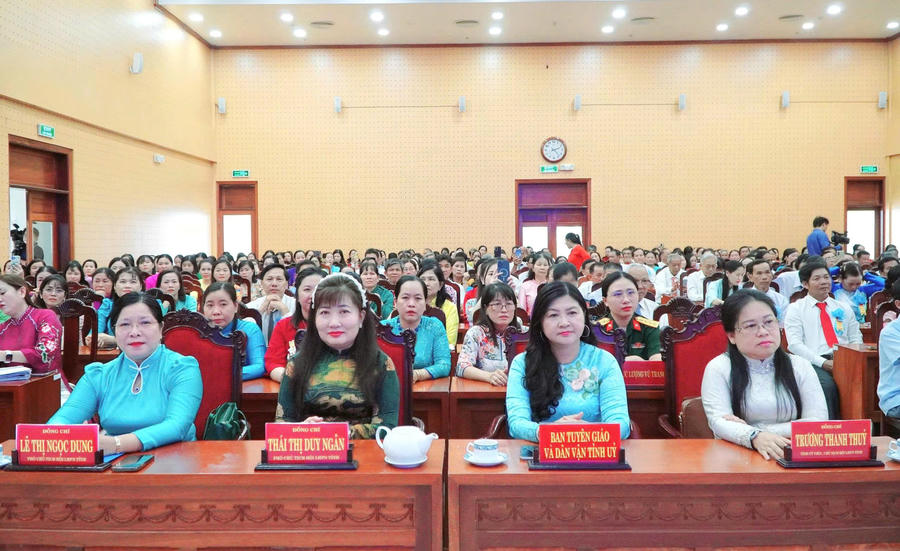 Các đại biểu tham gia chương trình.