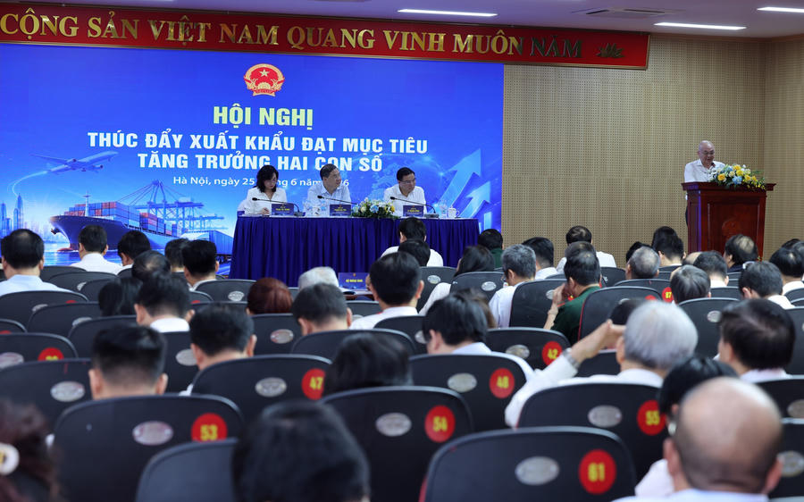 Phó Thủ tướng Thường trực yêu cầu tập trung hỗ trợ các doanh nghiệp và ngành hàng xuất khẩu chủ lực có kim ngạch lớn, giá trị gia tăng cao và tạo thặng dư thương mại lớn cho nền kinh tế. Ảnh: VGP