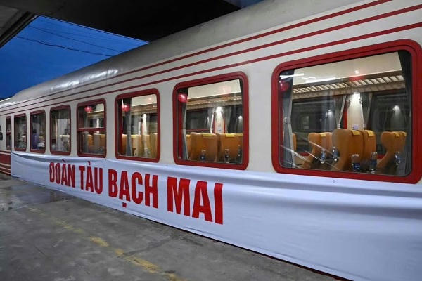 Đoàn tàu Bạch Mai mang số hiệu PL1/PL2 chính thức đi vào hoạt động.