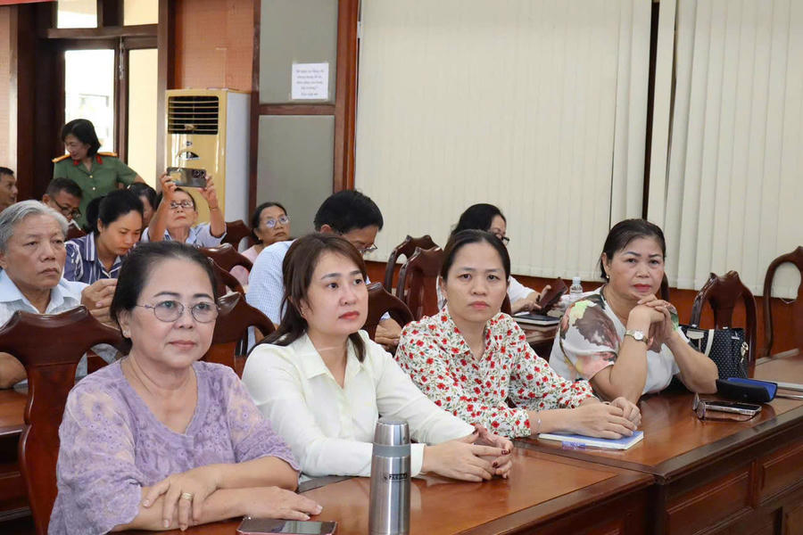 Đại biểu ban ngành đoàn thể và người dân dự họp triển khai Đề án sắp xếp, đổi tên các khu phố trên địa bàn.