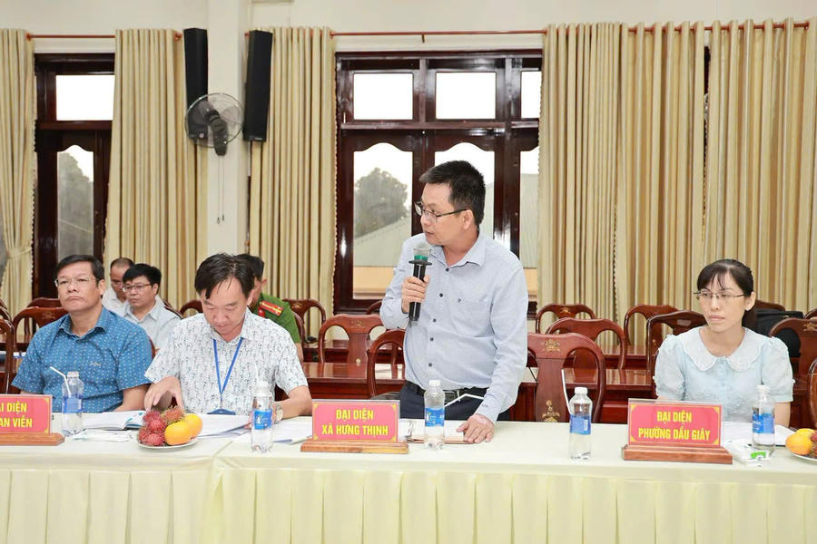 Đại biểu đại diện các xã phường trình bày ý kiến.