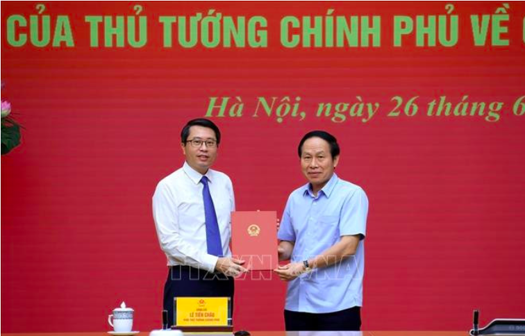 Phó Thủ tướng Lê Tiến Châu trao quyết định của Thủ tướng bổ nhiệm ông Trần Anh Tiến giữ chức Phó Chủ nhiệm Văn phòng Chính phủ. Ảnh: Tuấn Anh/TTXVN