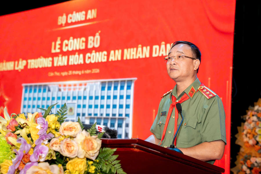 Thượng tướng Phạm Thế Tùng - Thứ trưởng Bộ Công an phát biểu tại buổi lễ. Thượng tướng Phạm Thế Tùng - Thứ trưởng Bộ Công an phát biểu tại buổi lễ.