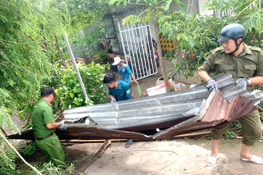Công an xã Châu Thới cùng lực lượng an ninh, trật tự cơ sở hỗ trợ người dân khắc phục khó khăn do mưa giông ngày 13/6/2026.