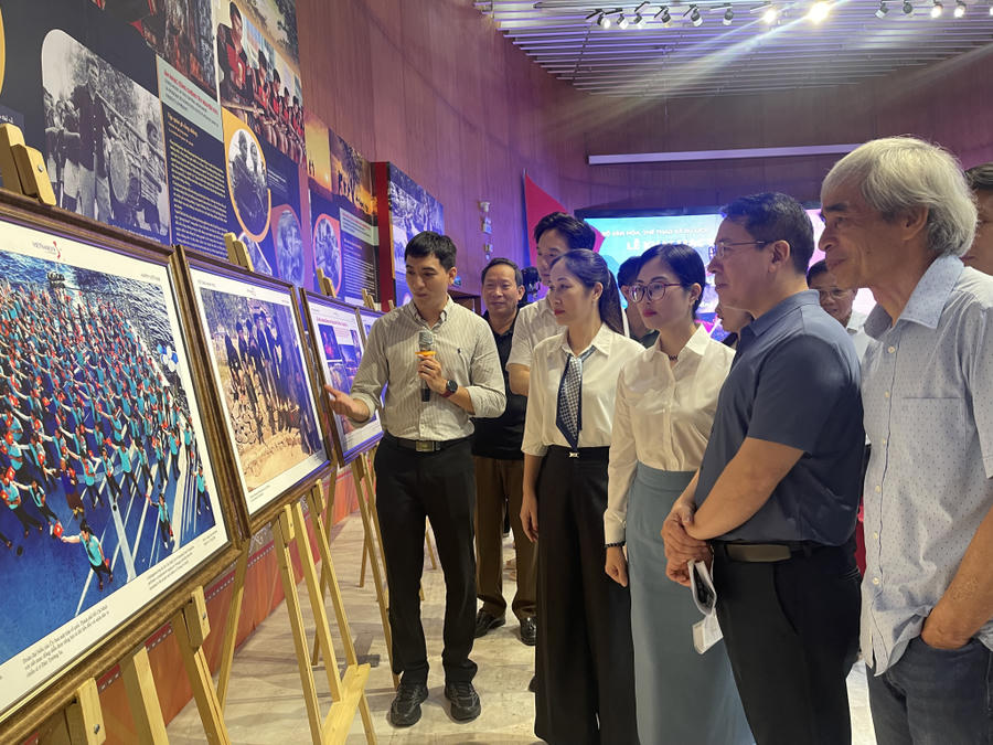 Các đại biểu tham quan triển lãm.