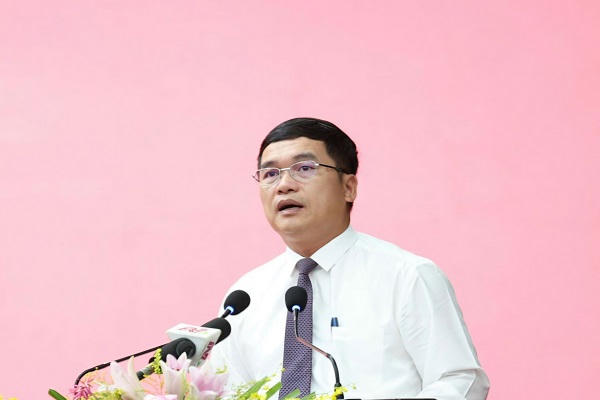 Ông Nguyễn Văn Lượng, Ủy viên Ban Thường vụ Tỉnh ủy, Giám đốc Sở Xây dựng trả lời chất vấn.