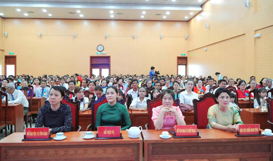 Các đại biểu tham gia chương trình.
