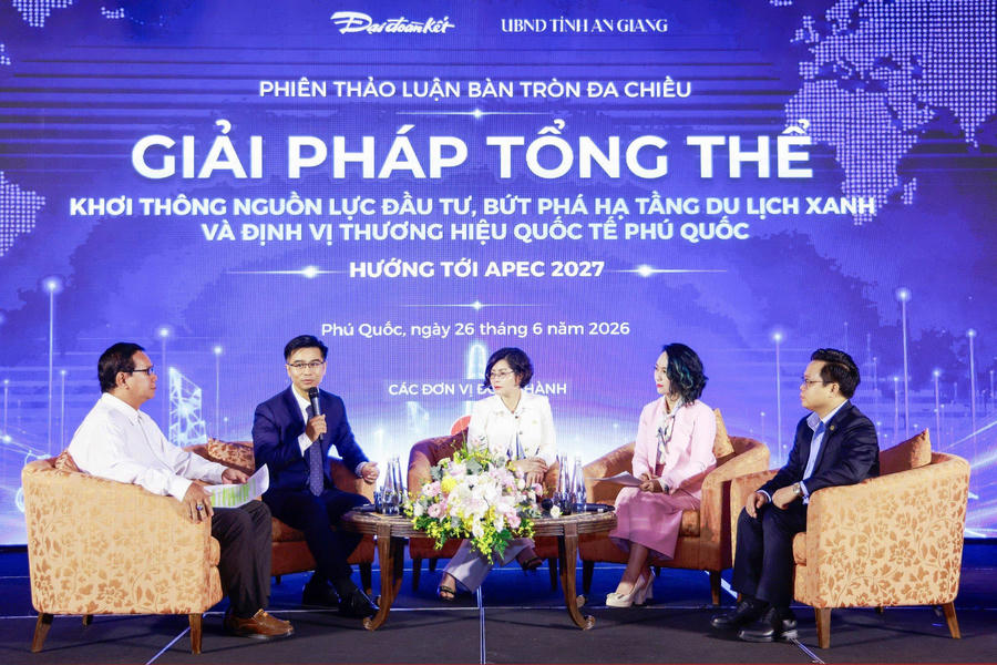 Các đại biểu trao đổi tại phiên thảo luận bàn tròn. Ảnh Quang Vinh.