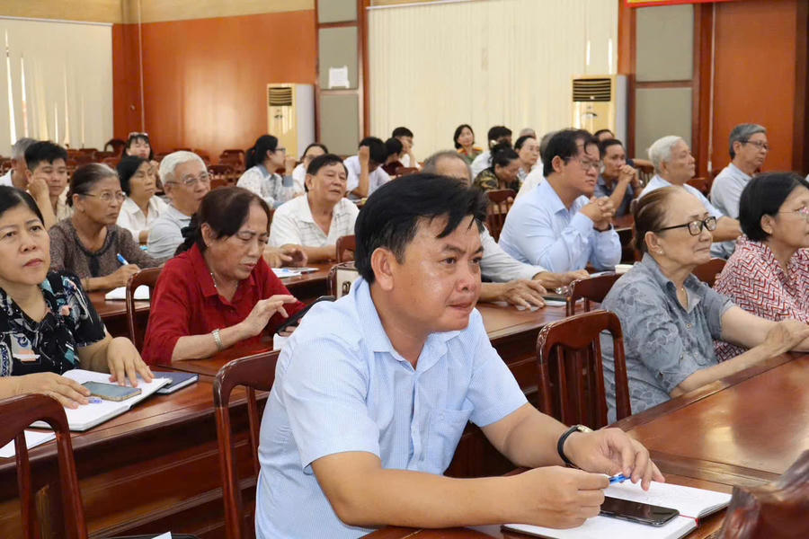 Đại biểu ban ngành đoàn thể và người dân dự họp triển khai Đề án sắp xếp, đổi tên các khu phố trên địa bàn.