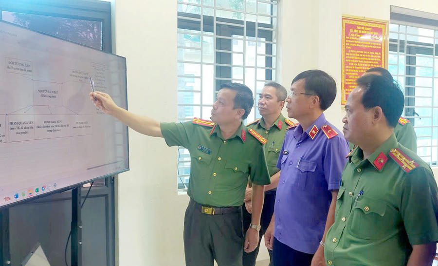 Đại tá Lê Ngọc Anh, Phó Giám đốc Công an tỉnh trực tiếp chỉ đạo công tác điều tra phá án.