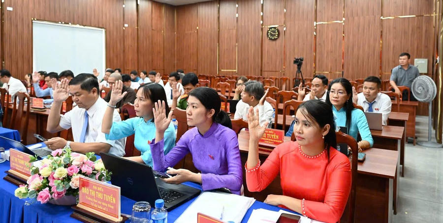 Đại biểu biểu quyết thông qua nội dung kỳ họp chuyên đề.