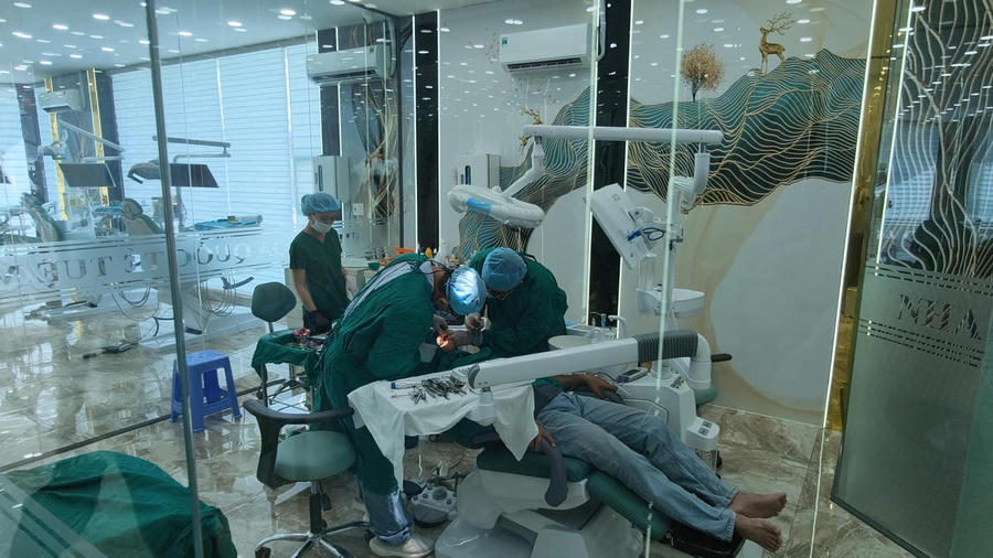 Khám chữa răng cho khách hàng tại cơ sở Nha khoa Quốc tế Tuệ Minh (phường Long Mỹ). Ảnh: C.a Khám chữa răng cho khách hàng tại cơ sở Nha khoa Quốc tế Tuệ Minh (phường Long Mỹ). Ảnh: C.a