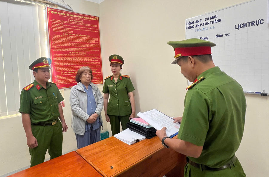 Cơ quan Cảnh sát điều tra Công an tỉnh Cà Mau thi hành Lệnh bắt bị can để tạm giam đối với Nguyễn Thị Mỹ Nồng để điều tra về hành vi lừa đảo chiếm đoạt tài sản.
