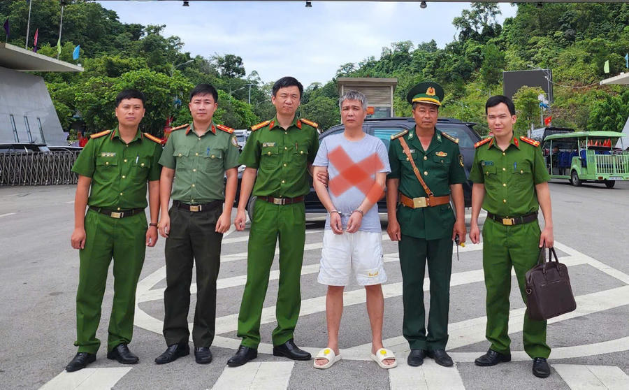 Lực lượng chức năng&nbsp;bàn giao đối tượng Zhang Shixing cho cơ quan chức năng Trung Quốc. (Ảnh: CNBN)