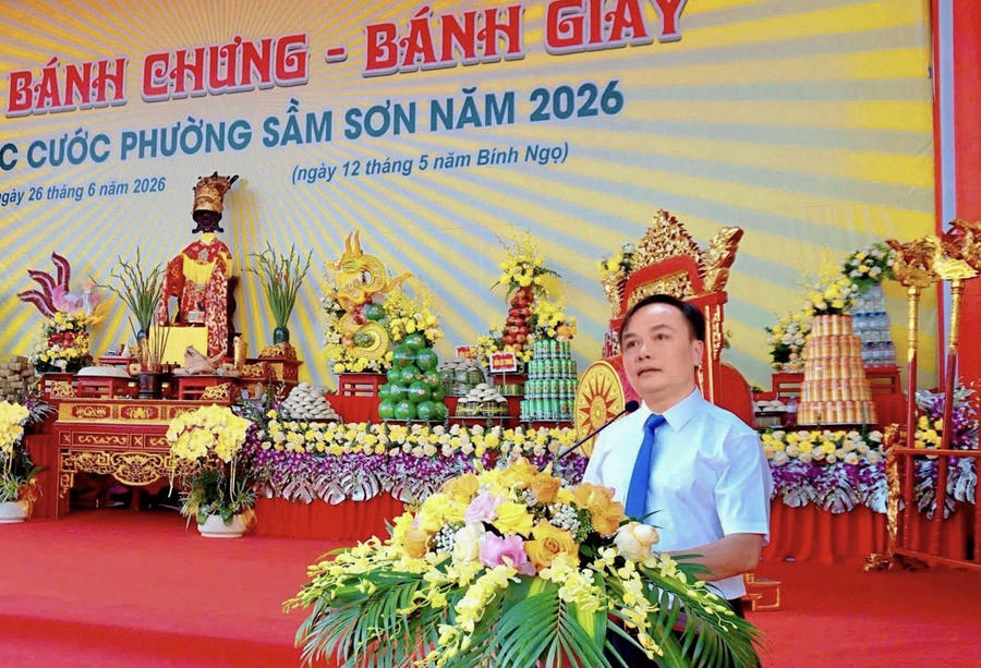 Chủ tịch UBND phường Sầm Sơn Trịnh Tiến Dũng đọc diễn văn khai mạc lễ hội.