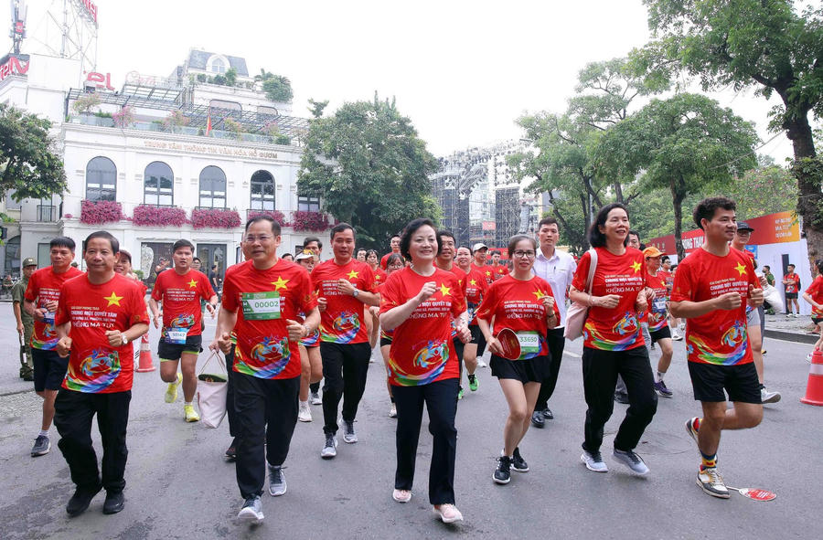 Phó Thủ tướng Phạm Thị Thanh Trà cùng lãnh đạo các ban, bộ, ngành Trung ương và hàng nghìn vận động viên tham gia giải chạy phong trào "Chung một quyết tâm xây dựng xã, phường, đặc khu không ma túy".