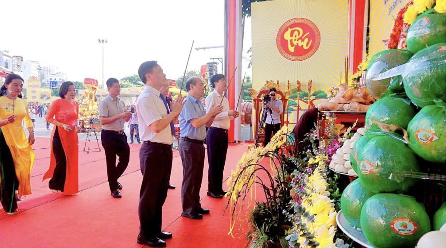 Các đại biểu, nhân dân, du khách thực hiện nghi lễ dâng hương tại lễ hội.