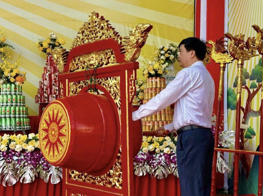 Đồng chí Phó Bí thư Thường trực Đảng ủy phường Sầm Sơn Bùi Quốc Đạt đánh trống khai hội.