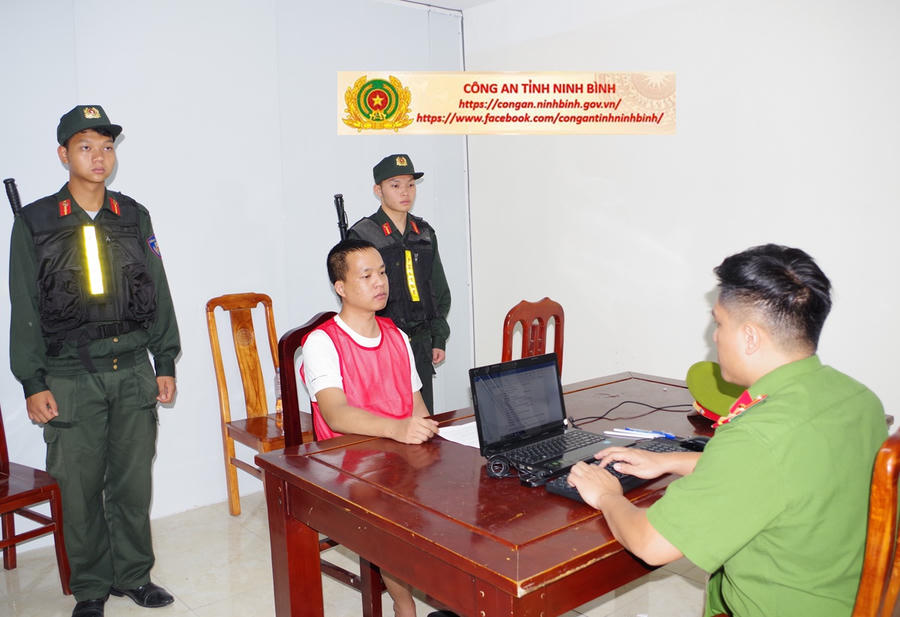 Đối tượng Nguyễn Văn Cương tại Cơ quan Cảnh sát điều tra. (Ảnh: CANB)