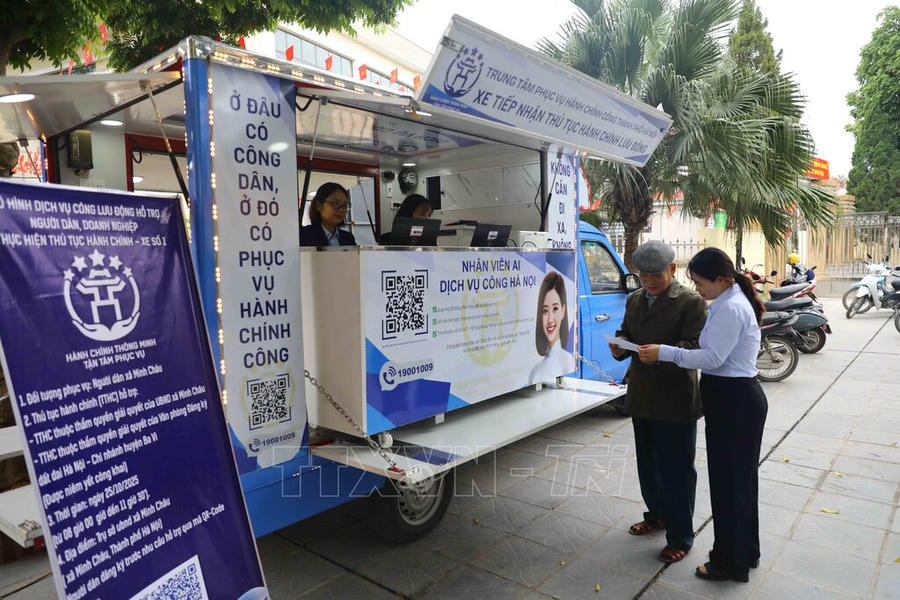 Mô hình “Dịch vụ công lưu động” thể hiện tư duy hành chính phục vụ thiết thực, lấy người dân làm trung tâm trong cải cách, chuyển đổi số. Ảnh: TTXVN