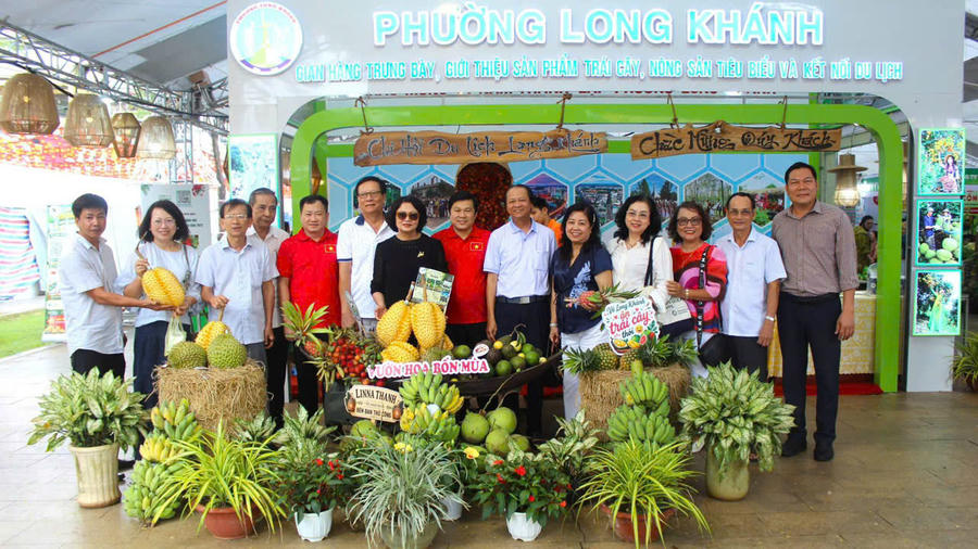 Nguyên Phó Chủ tịch nước Đặng Thị Ngọc Thịnh tham quan Lễ hội và chụp ảnh lưu niệm tại gian hàng. Nguyên Phó Chủ tịch nước Đặng Thị Ngọc Thịnh tham quan Lễ hội và chụp ảnh lưu niệm tại gian hàng.