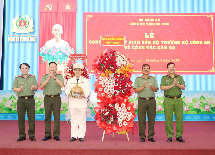 Ban Giám đốc Công an thành phố Đồng Nai tặng hoa chúc mừng Đại tá Lê Mạnh Hùng nhân dịp nhận nhiệm vụ mới.