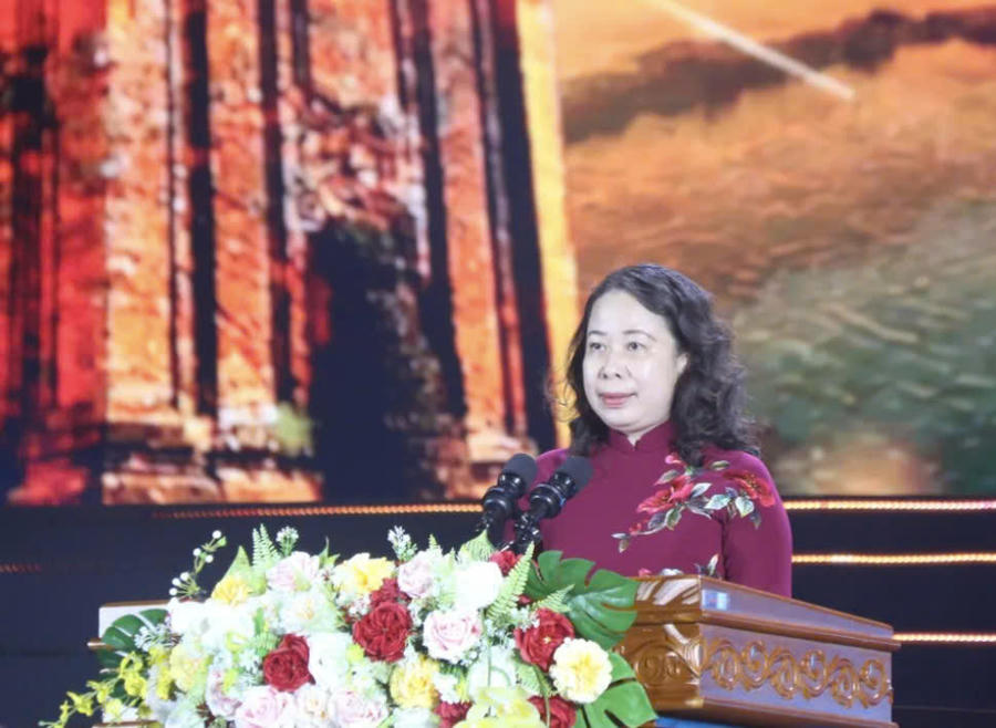 Phó Chủ tịch nước Võ Thị Ánh Xuân tặng quà lưu niệm cho đại diện 7 tỉnh, thành phố có đồng bào Chăm tham gia ngày hội. Ảnh: T.T