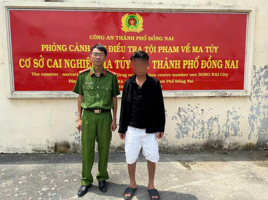 Công an xã Đại Phước đưa đối tượng đi cai nghiện bắt buộc.