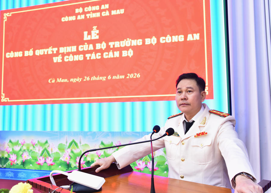 Đại tá Lê Mạnh Hùng - tân Phó Giám đốc Công an tỉnh Cà Mau phát biểu nhận nhiệm vụ, bày tỏ quyết tâm hoàn thành xuất sắc mọi nhiệm vụ được giao.