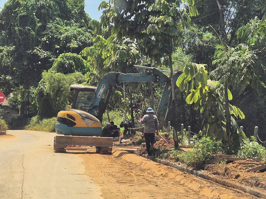 Bùn đất rơi vãi và hệ thông thoát nước đã được xử lý sau phản ánh của Báo Pháp luật Việt Nam