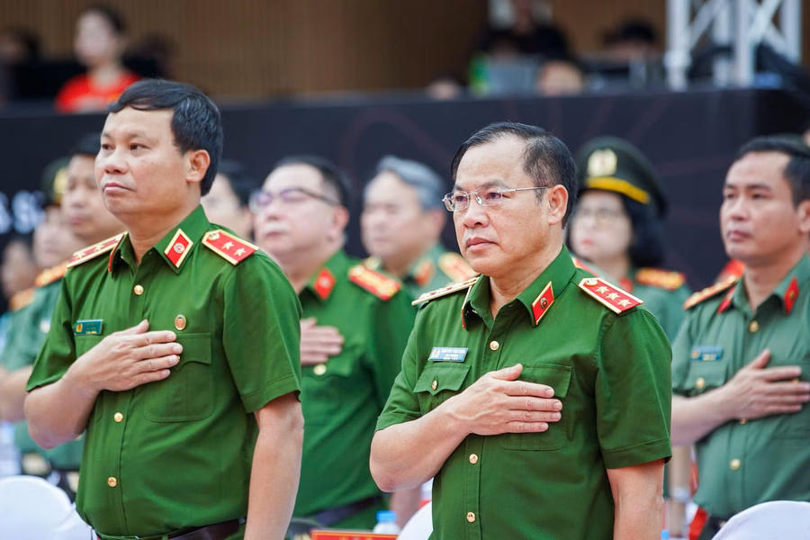 Thứ trưởng Nguyễn Văn Long và các đại biểu thực hiện nghi thức tưởng niệm những cán bộ, chiến sĩ thuộc lực lượng chức năng và người dân đã hy sinh trong quá trình đấu tranh với tội phạm ma túy.