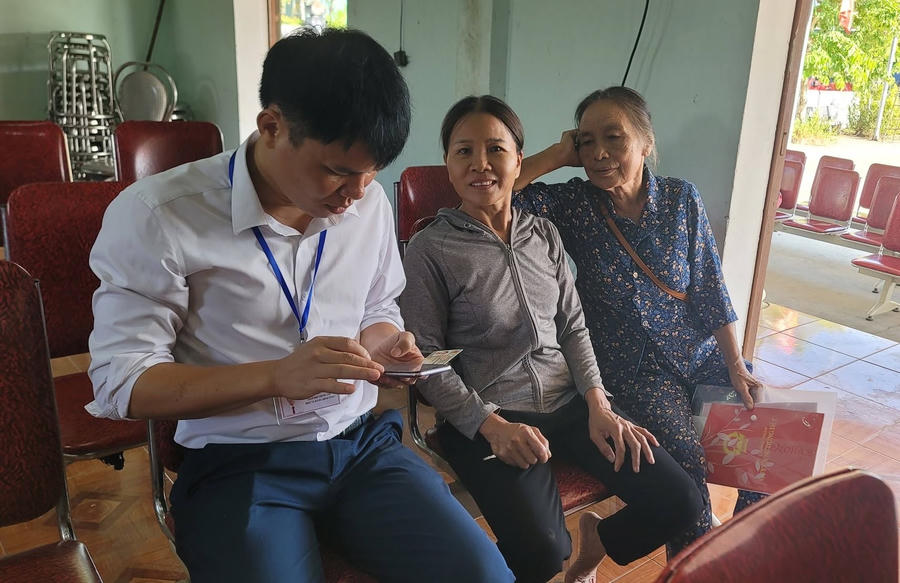 Hỗ trợ người dân các thủ tục cần thiết.