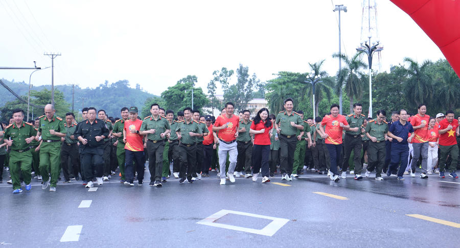 Đại biểu, cán bộ, chiến sỹ và nhân dân tham gia chạy hưởng ứng Giải chạy phong trào “Chung một quyết tâm xây dựng xã, phường không ma túy” tại Quảng trường 19/8, phường Yên Bái.