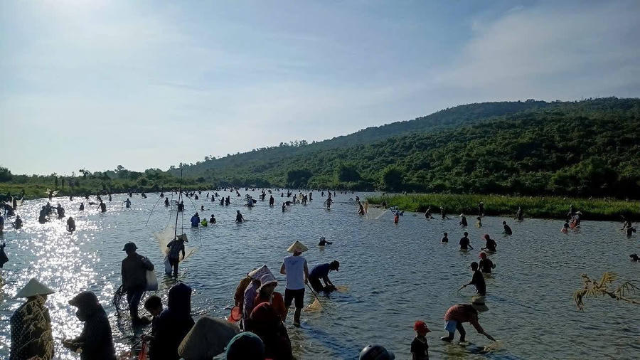 Đông đảo người dân tham gia Lễ hội đánh cá Vực Rào.