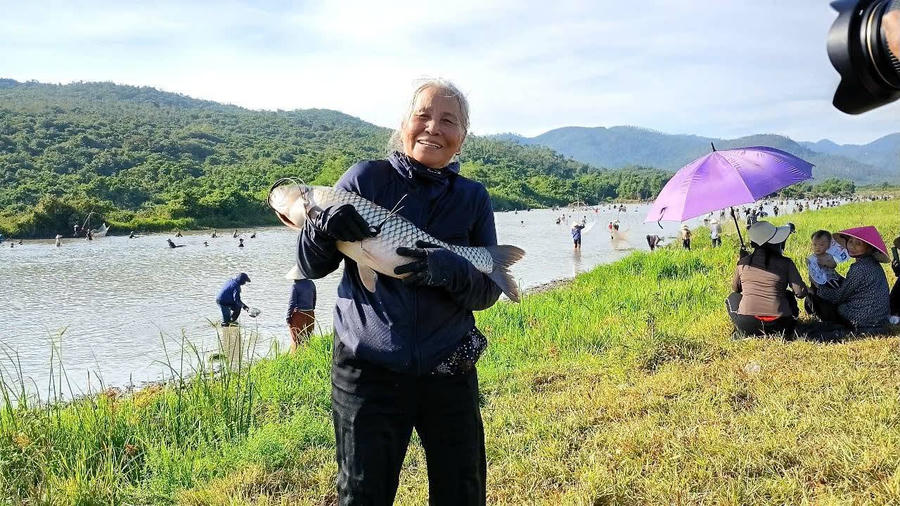 Cụ bà có thâm niên đánh cá tại Lễ hội nhiều năm liền.