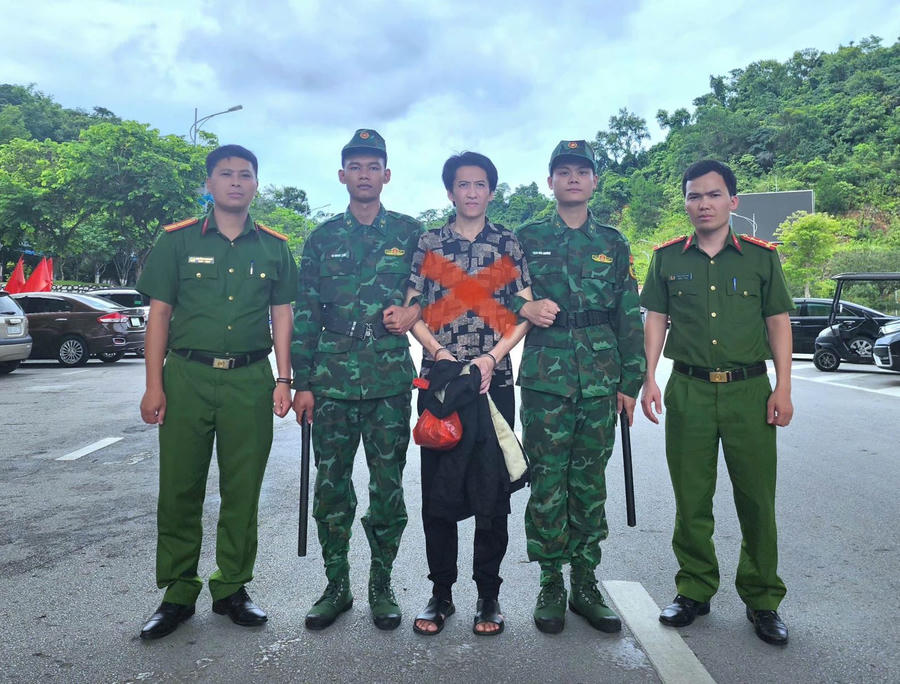 Đối tượng truy nã Nguyễn Văn Bình ( dấu X) bị bắt giữ. (Ảnh: CNBN)