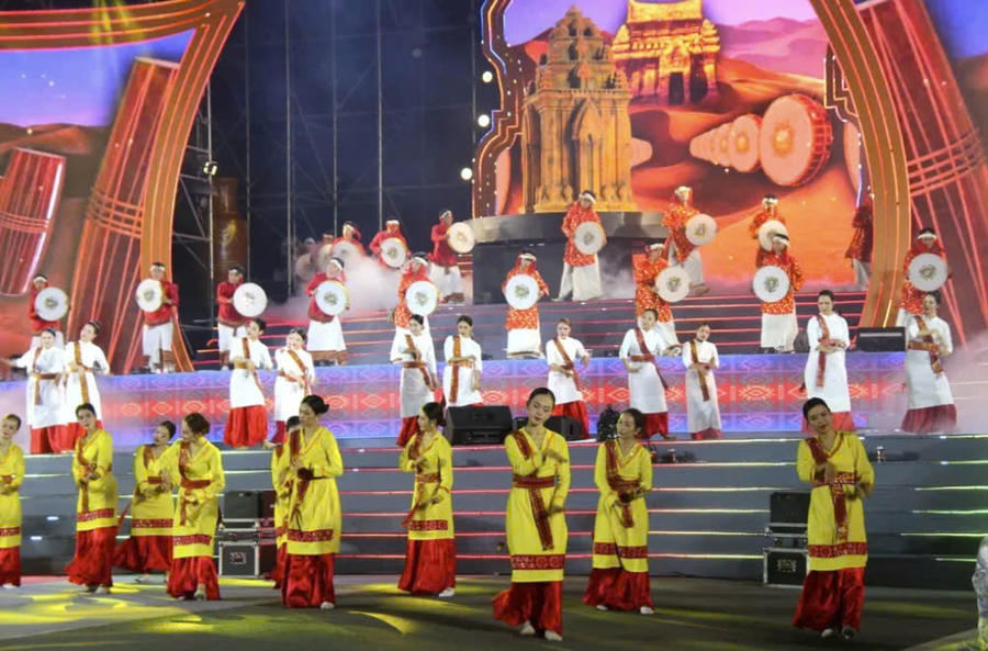 Lễ khai mạc ngày hội để lại nhiều cảm xúc trong lòng người dân và du khách. Ảnh: T.T