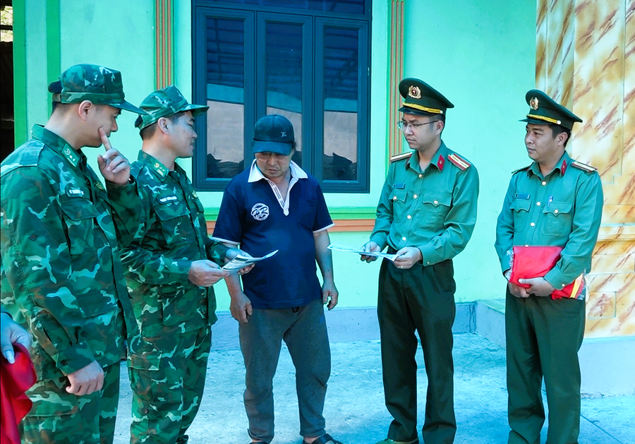 Các lực lượng tuyên truyền, phát trên 600 tờ rơi về phổ biến pháp luật cho nhân dân tại khu vực biên giới xã Tùng Vài. (Ảnh: Hoàng Chính).