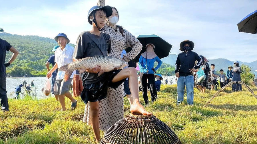 Thiếu niên đánh được cá "khủng".