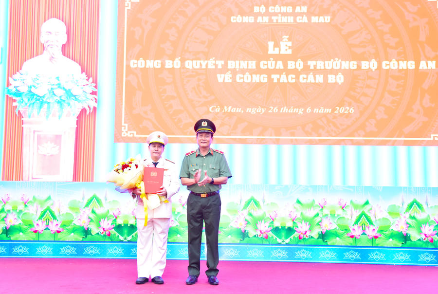 Thừa ủy quyền của Bộ trưởng Bộ Công an, Thiếu tướng Hồ Việt Triều trao Quyết định điều động, bổ nhiệm và tặng hoa chúc mừng Đại tá Lê Mạnh Hùng.