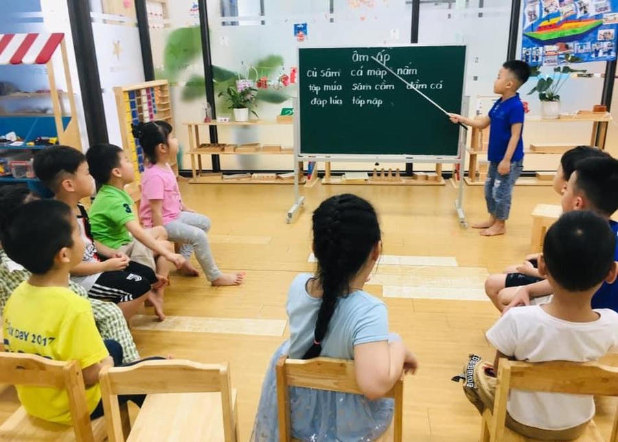 Nhiều phụ huynh sốt sắng tìm lớp học cho con vào dịp hè. Ảnh minh họa
