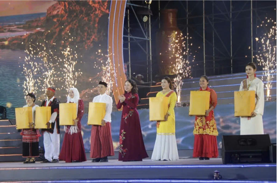 Những cô gái, chàng trai đồng bào Chăm trong trang phục truyền thống. Ảnh: T.T