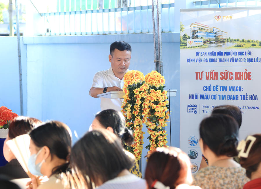 Ông Phan Hải Phương - Phó Chủ tịch UBND phường Bạc Liêu phát biểu tại chương trình, nhấn mạnh vai trò của việc nâng cao nhận thức và chủ động phòng ngừa bệnh tim mạch trong cộng đồng.