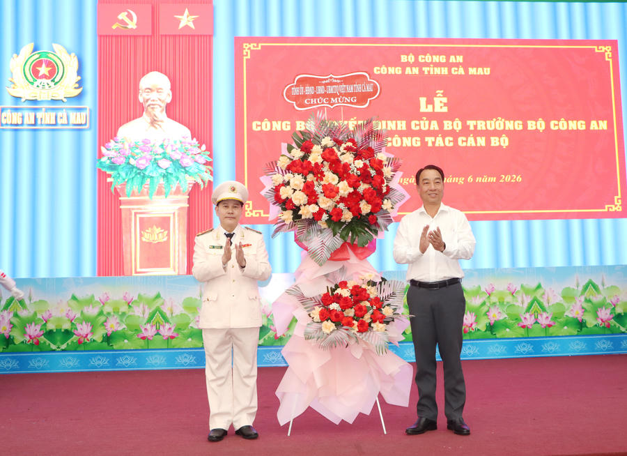 Ông Lữ Quang Ngời - Phó Bí thư Tỉnh ủy, Chủ tịch UBND tỉnh Cà Mau tặng hoa chúc mừng Đại tá Lê Mạnh Hùng nhận nhiệm vụ tại Công an tỉnh Cà Mau.