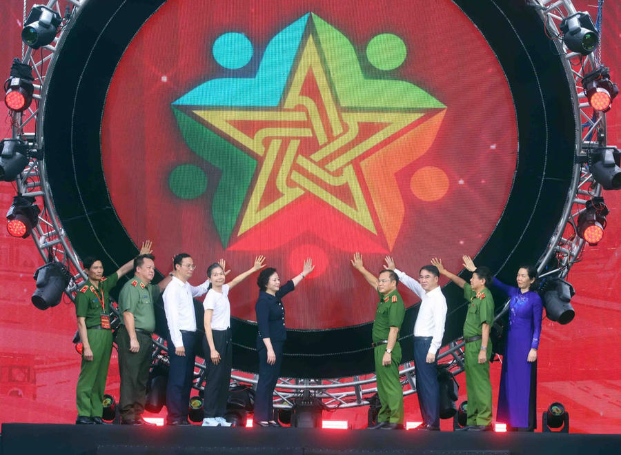 Phó Thủ tướng Chính phủ Phạm Thị Thanh Trà; Thứ trưởng Nguyễn Văn Long cùng các đại biểu thực hiện nghi thức phát động hưởng ứng toàn quốc “Chung một quyết tâm xây dựng xã, phường, đặc khu không ma túy”.